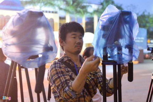 Lượng phóng viên đến ga Đồng Đăng cũng ít hơn, chủ yếu là phóng viên Nhật Bản và Hàn Quốc. Họ cũng không phải vất vả đặt thang để giữ chỗ như hôm trước. 