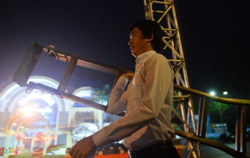 Anh Phong, phiên dịch của nhóm phóng viên đài NHK (Nhật Bản) cho biết anh cùng 3 phóng viên đến sớm để giữ chỗ nhưng không ngờ tình hình lại bình yên đến thế. Trong dịp hội nghị thượng đỉnh Mỹ - Triều, đài NHK cử hàng chục kíp phóng viên sang Việt Nam. 