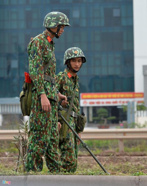 Dọc đường quốc lộ 1, từ Hà Nội đến Đồng Đăng, lực lượng công binh thực hiện rà phá bom mìn. Ngày 2/3, đoạn đường này sẽ bị cấm để phục vụ đoàn xe của nhà lãnh đạo Kim Jong Un. 