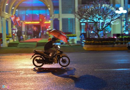 Con đường trước ga Đồng Đăng đã cấm ôtô qua lại. Nhưng người dân vẫn có thể đi bộ hay đi xe máy qua đây. Dự kiến, ngày 2/3, con đường này sẽ bị cấm hoàn toàn. 