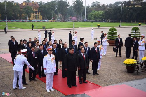 Sau khi viếng đài liệt sĩ, nhà lãnh đạo Triều Tiên cùng phái đoàn viếng Lăng Chủ tịch Hồ Chí Minh.
