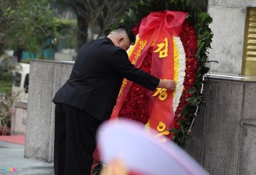 Chủ tịch Triều Tiên đích thân đặt vòng hoa tại đài tưởng niệm. Trong chiều 1/3, ông Kim đã gặp các lãnh đạo cấp cao của Việt Nam, sau lễ đón trọng thể tại Phủ chủ tịch.
