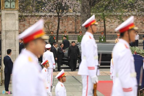 Chủ tịch Triều Tiên Kim Jong Un đã đến viếng đài liệt sĩ tại Hà Nội sáng 2/3, trong ngày thứ hai của chuyến thăm hữu nghị chính thức Việt Nam.