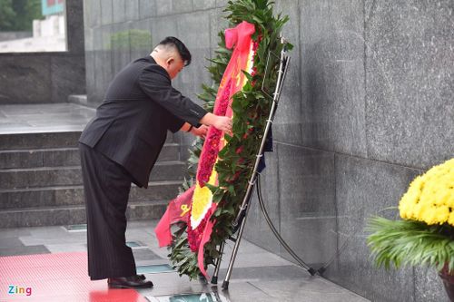Ông Kim Jong Un đặt vòng hoa tại Lăng Bác. Chủ tịch Hồ Chí Minh từng thăm Triều Tiên năm 1957, cũng như đón ông Kim Nhật Thành sang thăm Việt Nam vào các năm 1958, 1964.