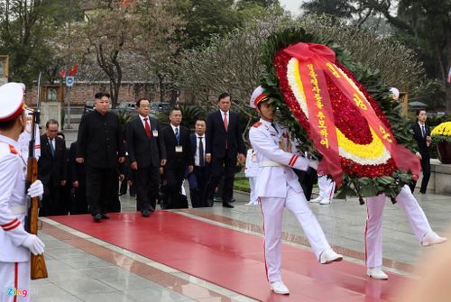 Chuyến thăm của ông im Jong Un lần đầu tiên một nhà lãnh đạo cấp cao nhất Triều Tiên thăm chính thức Việt Nam trong 60 năm qua. Cố lãnh đạo Kim Nhật Thành, ông nội của ông Kim Jong Un, từng thăm chính thức Việt Nam năm 1958.