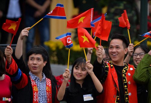 Người dân Lạng Sơn có mặt từ sớm để tiễn nhà lãnh đạo Triều Tiên.