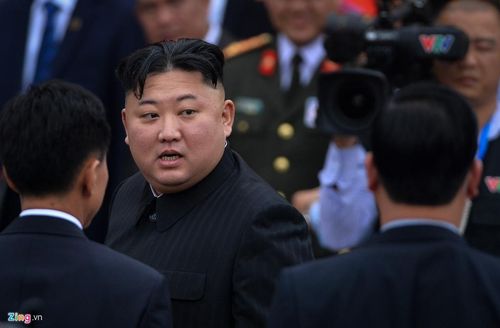 Trước khi lên đường về nước, ông Kim đã viếng Lăng Bác và Đài tưởng niệm các Anh hùng liệt sĩ tại Hà Nội.