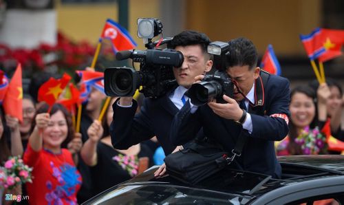 Phóng viên Triều Tiên tháp tùng nhà lãnh đạo tác nghiệp. Truyền thông nhà nước Triều Tiên rất tích cực đưa tin và đăng tải hình ảnh những ngày ông Kim ở Việt Nam.
