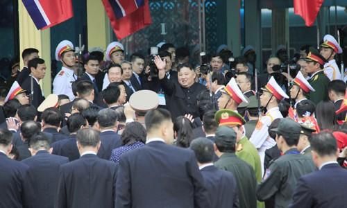 Ông Kim Jong Un nhiều lần vẫy chào người dân Việt Nam trước khi lên tàu bọc thép về nước ảnh: Trường Phong