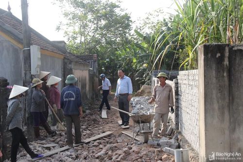 Cán bộ xã Quỳnh Diễn (Quỳnh Lưu) động viên người dân mở đường GTNT. Ảnh tư liệu