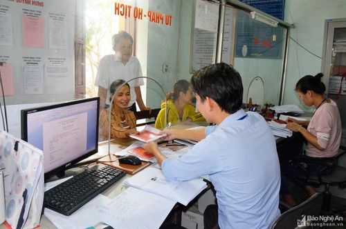 Giải quyết thủ tục hành chính tại bộ phận một cửa xã Quỳnh Hưng (Quỳnh Lưu). Ảnh: Thanh Lê