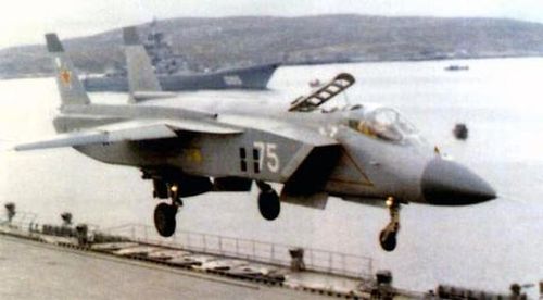  Để làm được điều này Yak-141 trang bị 3 động cơ, máy bay sẽ phun các luồng khí theo hướng đi xuống tạo góc 90° với mặt đất, cả ba động cơ sẽ cùng thực hiện thao tác này. 