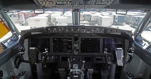 Bên trong buồng lái một chiếc Boeing 737 Max 8. Ảnh: Bloomberg.