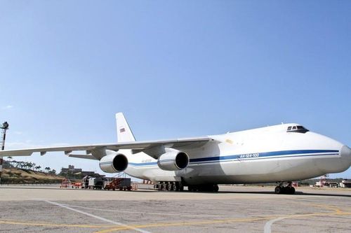 Ngoài ra chiếc An-124-100 còn chở theo tới 35 tấn hàng hóa được đóng kín trong các container, chưa rõ đây chỉ là nhu yếu phẩm viện trợ hay có cả vũ khí, khí tài, trang thiết bị quân sự.