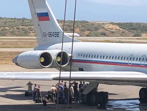 Bên cạnh đó cũng cần nói tới việc Venezuela đã mua sắm một khối lượng rất lớn hàng hóa và vũ khí quân sự có giá trị lên tới hàng tỷ USD mà trong đó phần nhiều là từ tín dụng của Nga.
