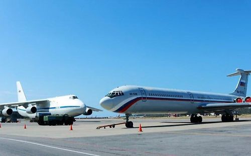 Trong khi đó ông Maduro được hỗ trợ mạnh mẽ từ Nga - quốc gia đang sẵn sàng thách thức sự can thiệp của Mỹ, cũng như Trung Quốc - nước vốn lo ngại về số phận hàng tỷ USD mà Bắc Kinh đã cho vay.