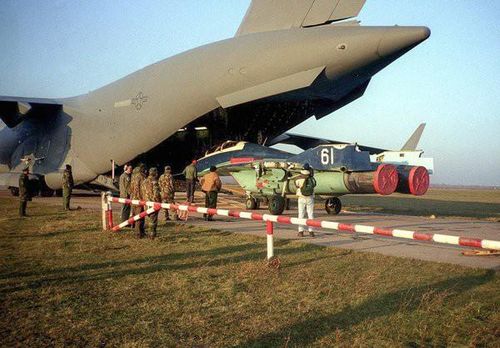 Vận chuyển MiG-29 lên máy bay C-17 mang về Mỹ