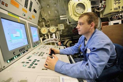 K-561 là tàu ngầm đầu tiên của Nga được trang bị hệ thống định vị thủy âm (sonar) MGK-600 Irtysh-Amfora mảng cầu cho phép tìm kiếm mục tiêu chính xác ở cự ly xa hơn. Bên trong tàu được trang bị hệ thống điện tử hàng hải hiện đại với khả năng tự động hóa cao. Thủy thủ đoàn trên tàu chỉ 90 người