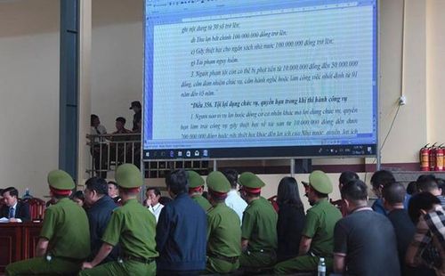 Hình ảnh cáo trạng được trình chiếu tại phiên xét xử 