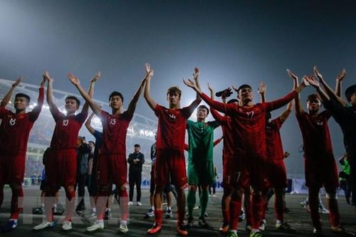 Các cầu thủ U23 Việt Nam cảm ơn khán giả đã đến kín khán đài sân Mỹ Đình, động viên, khích lệ đội tuyển. (Ảnh: Trọng Đạt/TTXVN)