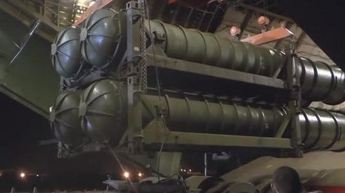 Quân đội Syria được Nga giao cho các tổ hợp tên lửa phòng không tầm xa tối tân S-300PM vào tháng 9/2018, sau đó các chuyên gia Nga đã nâng cấp chúng lên sánh ngang chuẩn S-400 Triumf.