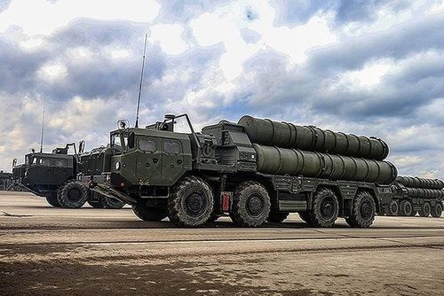 Vậy nhưng khi bây giờ đã là cuối tháng 3, khi Không quân Israel tiếp tục tấn công vào các địa điểm nằm trọn trong vùng bảo vệ của S-300 thì vũ khí này vấn tiếp tục im hơi lặng tiếng.