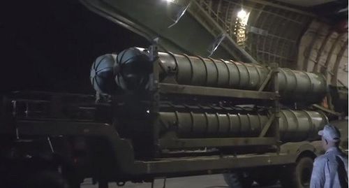 Tổ hợp S-300PM của Syria được tích hợp hệ thống quản lý bầu trời Polyana D4M, đây là khí tài mà Nga chưa xuất khẩu cho bất cứ quốc gia nào, giúp kết nối các khẩu đội tên lửa khác với nhau tạo ra mạng lưới thống nhất.