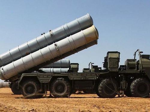 Ngoài ra cũng không thể bỏ qua cáo buộc trước đó rằng Nga và Israel đã có một thỏa thuận ngầm, Moskva sẽ dùng biện pháp kỹ thuật hạn chế tính năng của tổ hợp S-300 trong tay Damascus để chúng không thể gây hại cho tiêm kích Do Thái.