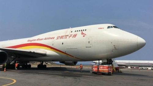 Máy bay Trung Quốc chở lô hàng viện trợ hạ cánh tại sân bay Venezuela. (Ảnh: Twitter)