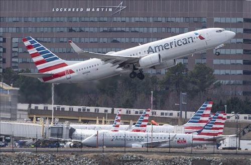 Máy bay Boeing 737 của American Airlines cất cánh từ sân bay quốc gia Ronald Reagan Washington ở Arlington, bang Virginia, Mỹ. Ảnh: AFP/TTXVN