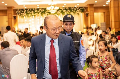 Luôn có 2 nhân viên bảo vệ theo sau HLV Park Hang-seo. Họ có nhiệm vụ đảm bảo sự thoải mái và riêng tư nhất cho nhà cầm quân người Hàn Quốc. Việc bảo vệ theo kèm tại một lễ cưới là điều hiếm xảy ra tại Việt Nam.