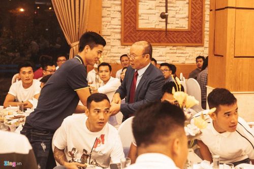 Duy Mạnh chủ động lại gần bắt tay khi thấy ông thầy của mình tại các đội tuyển.