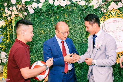 Ông được nhiều người xin chữ ký và chụp ảnh kỷ niệm.