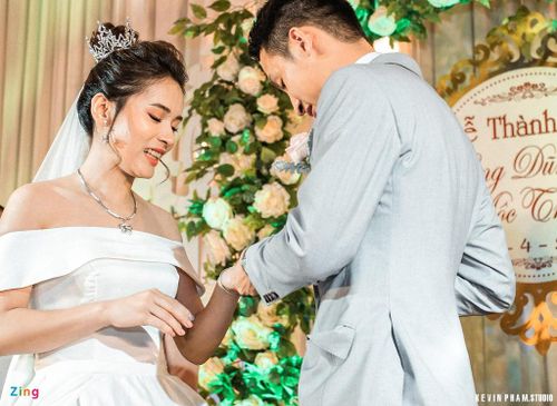 Dũng "Chíp" và Mộc Trinh có hơn 2 năm hẹn hò. Cô dâu là mối tình đầu của chàng tiền vệ đội tuyển Việt Nam.