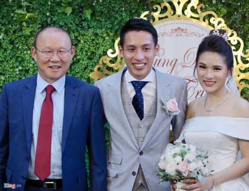 Bên cạnh đó, sự xuất hiện của HLV Park Hang-seo cũng thu hút không ít sự chú ý của những người có mặt tại hôn trường. Ông cùng trợ lý Lee Young-jin tới mừng hạnh phúc của cậu học trò.