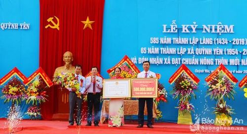 Phó Chủ tịch UBND tỉnh Đinh Viết Hồng trao Bằng công nhận đạt chuẩn Quốc gia về xây dựng Nông thôn mới cho Đảng bộ, chính quyền và nhân dân xã Quỳnh Yên. Ảnh: Nguyễn Hải