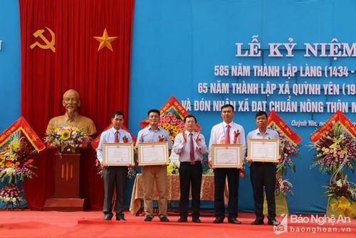 Trao Bằng khen của Chủ tịch UBND tỉnh cho 4 tập thể có thành tích xuất sắc trong phong trào chung tay xây dựng NTM xã Quỳnh Yên. Ảnh: Nguyễn Hải