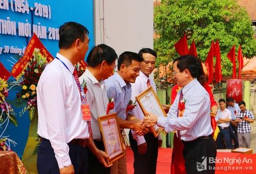 Trao Bằng khen cho các cá nhân có thành tích xuất sắc trong chung tay xây dựng NTM xã Quỳnh Yên. Ảnh: Nguyễn Hải