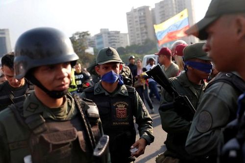 Theo trang tin The Sun, ông Guaido xuất hiện bên ngoài căn cứ La Carlota với khoảng 70 binh lính ủng hộ. (Nguồn: Guardian)