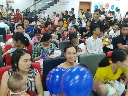 Hàng nghìn bà mẹ đã đưa con nhỏ đến Trung tâm tiêm chủng VNVC TP Vinh để chờ tiêm chủng.