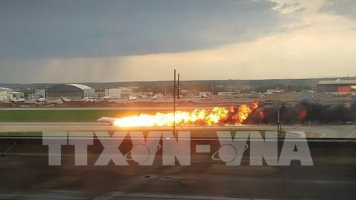 Máy bay chở khách bốc cháy dữ dội tại sân bay Sheremetyevo ở Khimki, Nga ngày 5/5/2019. Ảnh: THX/TTXVN