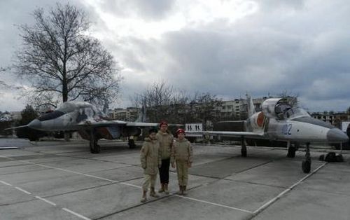  Bên cạnh chiếc tiêm kích MiG-29 trên còn có một máy bay huấn luyện - chiến đấu L-39 mang số hiệu 102 cũng đã mang biểu tượng của không quân Nga trên cánh đuôi. 