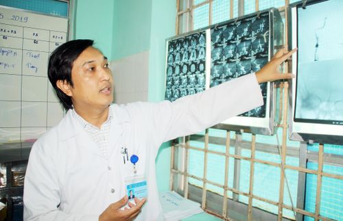 BS Nguyễn Văn Trung – Phó Khoa thần kinh trình bày lại tình trạng nguy cấp của bệnh nhân khi chưa được cấp cứu.