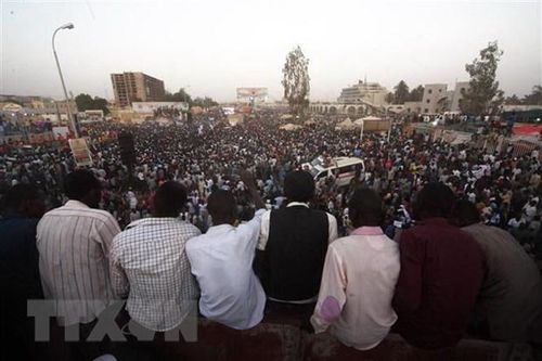 Người biểu tình tập trung bên ngoài trụ sở quân đội ở Khartoum, Sudan, ngày 25/4/2019. (Ảnh: THX/TTXVN)
