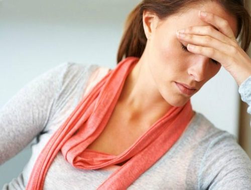  Say nắng: Đây là hiện tượng do nhiệt độ và tia cực tím của mặt trời gây ra. Tia tử ngoại có thể xuyên qua lớp sừng của da tới hạ bì gây cháy da và say nắng. Thời điểm nắng nóng gay gắt làm giãn mạch não gây tăng áp lực sọ và nhức đầu, có thể kèm theo nôn, hôn mê hay co giật do ức chế vỏ não - làm tăng các hoạt động thần kinh tự động dưới vỏ 