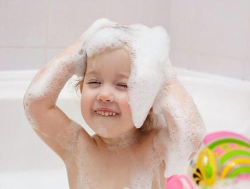  Vệ sinh thân thể: Để tránh mắc bệnh truyền nhiễm, bạn nên năng vệ sinh cá nhân, rửa tay bằng xà phòng. Tắm gội hàng ngày giúp tránh giải thoát bụi bặm, vi khuẩn, mồ hôi ứ đọng trên cơ thể. Ngoài ra, cần năng thay quần áo mỗi khi dính mưa ướt hay ra nhiều mồ hôi để phòng cảm lạnh, bệnh da liễu 