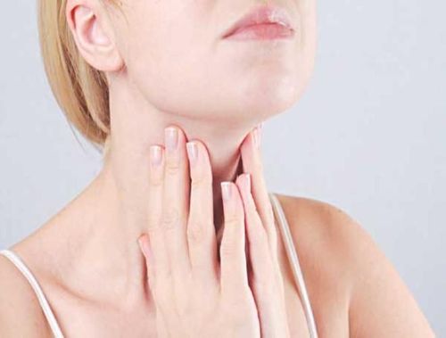  Cường tuyến giáp: Bức xạ mặt trời, nắng nóng và thừa iốt có thể là nguyên nhân gây ra bệnh cường tuyến giáp. Triệu trứng là người bệnh thường xuyên thấy nóng, đổ mồ hôi, rối loạn tâm lý, tim đập nhanh, phù mắt, sụt cân (dù ăn nhiều), khát nước, tiểu tiện nhiều, tay run, rụng tóc 