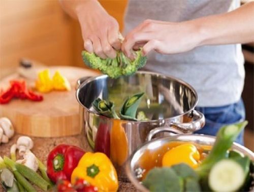  Ăn chín uống sôi: Cách đơn giản nhất để phòng bệnh là ăn chín uống sôi, ngâm rửa sạch rau củ và hoa quả. Tránh ăn rau sống, mắm tôm, gỏi cá, tiết canh, nem chua... Thức ăn đã nấu chín nên bảo quản trong tủ lạnh sau 2 tiếng. Đồ dư thừa cần đun sôi lại trước khi cất đi và không để quá 1-2 ngày 