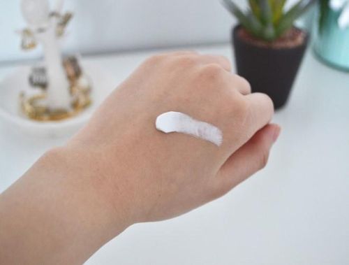  Nhiễm trùng da: Vào mùa hè, da thường phải chịu những tiếp xúc ngoài ý muốn nên dễ bị mắc các bệnh như ghẻ hay nấm. Nếu bạn đi dạo trên bờ biển mà không mang dép thì rất dễ gặp các bệnh dạng nấm hay nhiễm trùng do bị xước da chân 