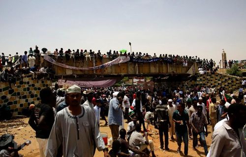 Người biểu tình tập trung tại Khartoum, Sudan, ngày 12/4/2019. (Ảnh: THX/TTXVN)